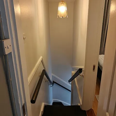 펜션 Delightful 3 Bed City House