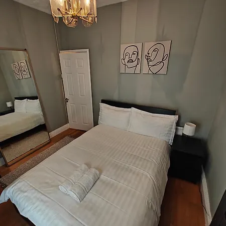 Delightful 3 Bed City House Feriehus